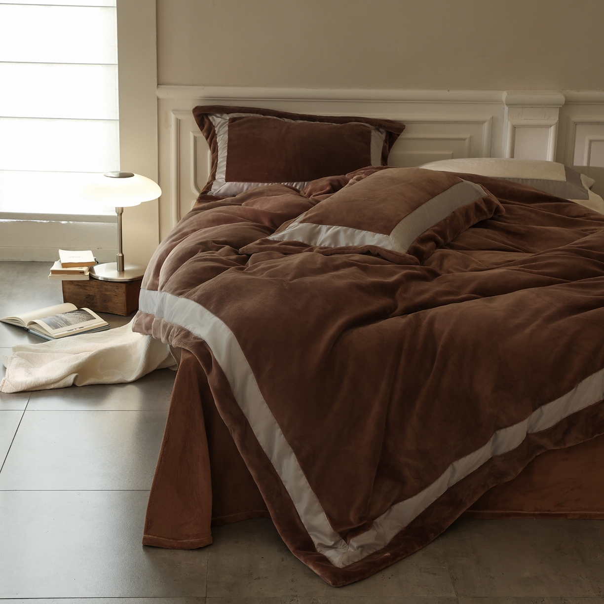 91家纺网 家纺一手货源 找家纺 佳汐蓝家纺 2025新款轻奢质感软糯顶级慕丝牛奶绒系列四件套 柔缎棕