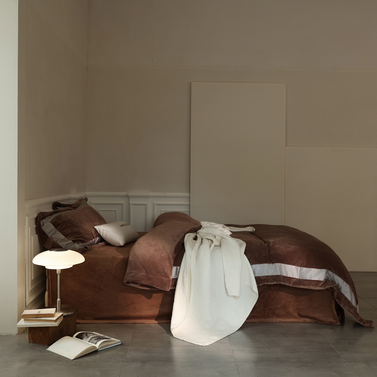 91家纺网 家纺一手货源 找家纺 佳汐蓝家纺 2025新款轻奢质感软糯顶级慕丝牛奶绒系列四件套 柔缎棕