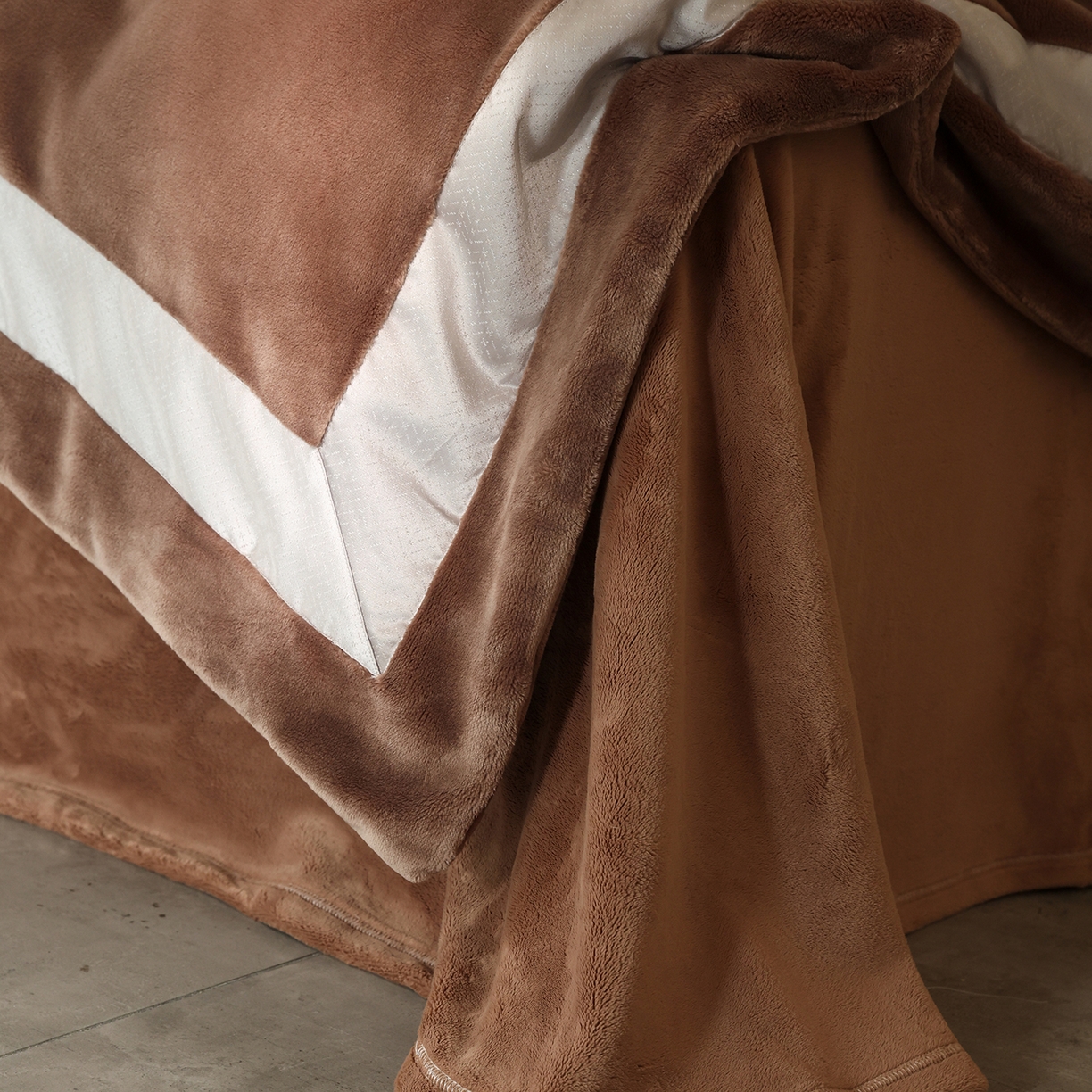 91家纺网 家纺一手货源 找家纺 佳汐蓝家纺 2025新款轻奢质感软糯顶级慕丝牛奶绒系列四件套 柔缎棕