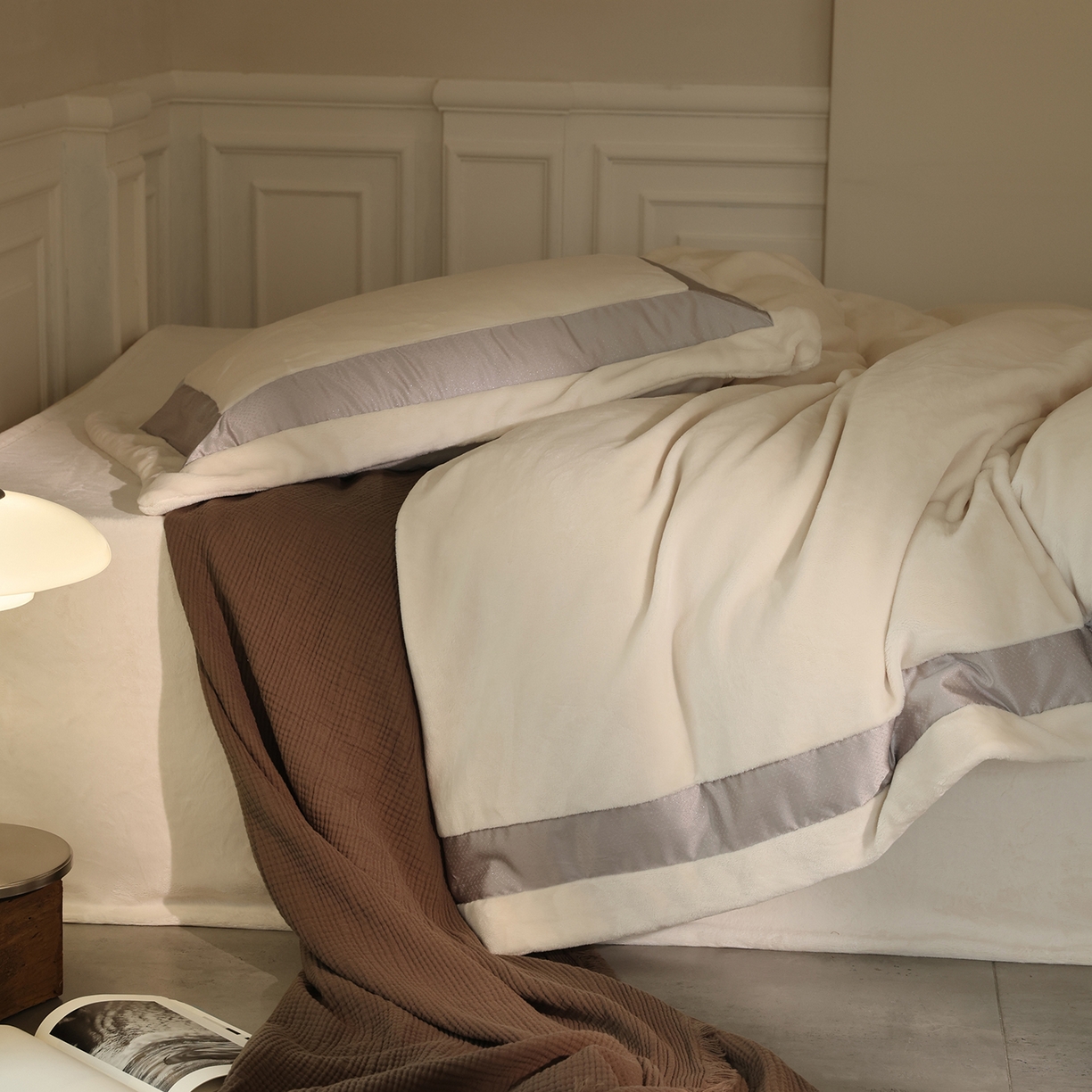 91家纺网 家纺一手货源 找家纺 佳汐蓝家纺 2025新款轻奢质感软糯顶级慕丝牛奶绒系列四件套 暖柔白