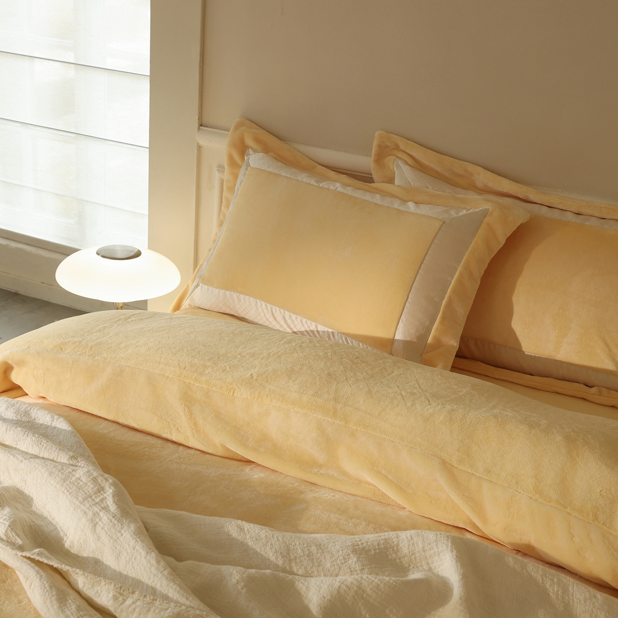 91家纺网 家纺一手货源 找家纺 佳汐蓝家纺 2025新款轻奢质感软糯顶级慕丝牛奶绒系列四件套 月影黄