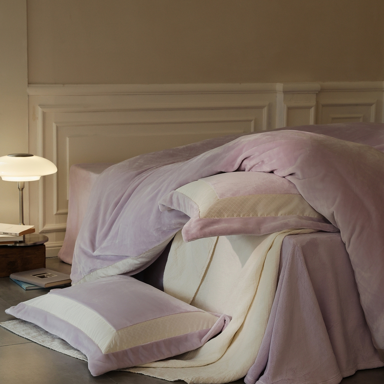 91家纺网 家纺一手货源 找家纺 佳汐蓝家纺 2025新款轻奢质感软糯顶级慕丝牛奶绒系列四件套 绮梦紫