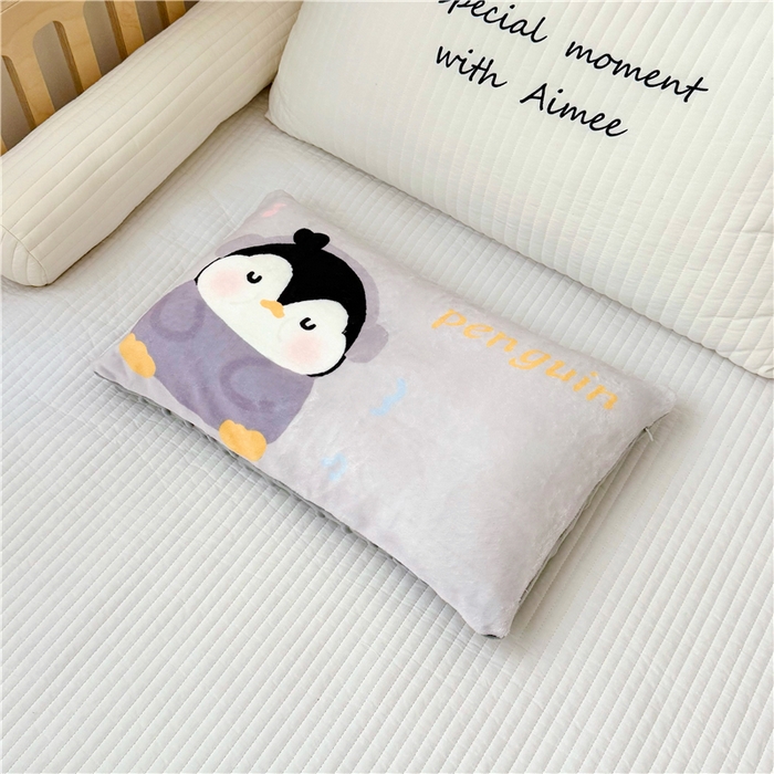 91家纺网 家纺一手货源 找家纺 萌宝家纺 2025新款儿童牛奶绒豆豆单品枕套 灰企鹅