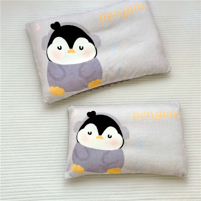 91家纺网 家纺一手货源 找家纺 萌宝家纺 2025新款儿童牛奶绒豆豆单品枕套 灰企鹅