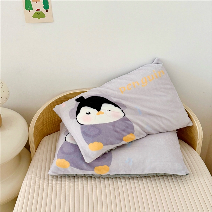 91家纺网 家纺一手货源 找家纺 萌宝家纺 2025新款儿童牛奶绒豆豆单品枕套 灰企鹅