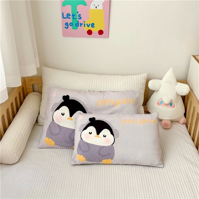 91家纺网 家纺一手货源 找家纺 萌宝家纺 2025新款儿童牛奶绒豆豆单品枕套 灰企鹅