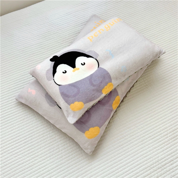 91家纺网 家纺一手货源 找家纺 萌宝家纺 2025新款儿童牛奶绒豆豆单品枕套 灰企鹅