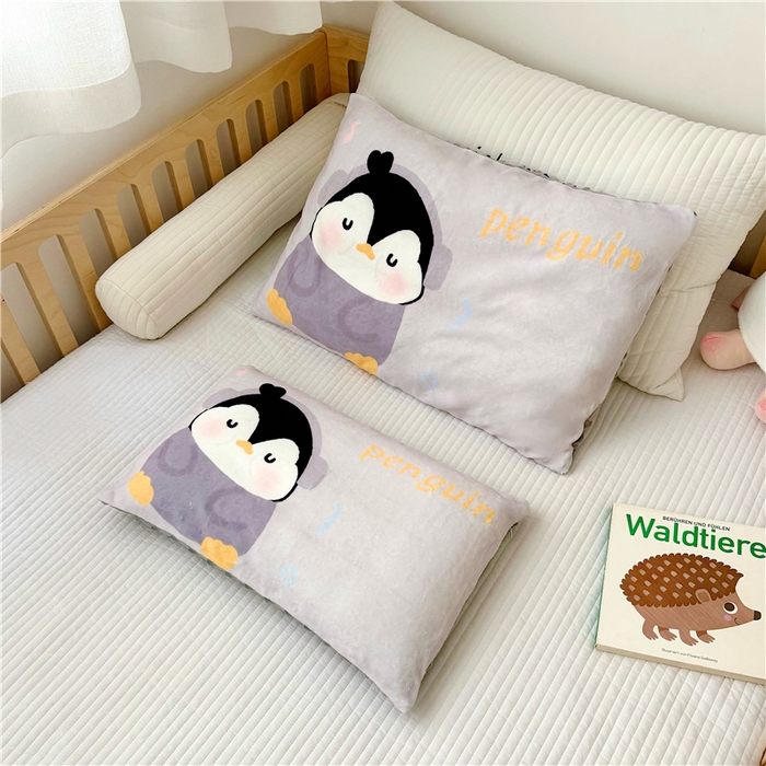 91家纺网 家纺一手货源 找家纺 萌宝家纺 2025新款儿童牛奶绒豆豆单品枕套 灰企鹅