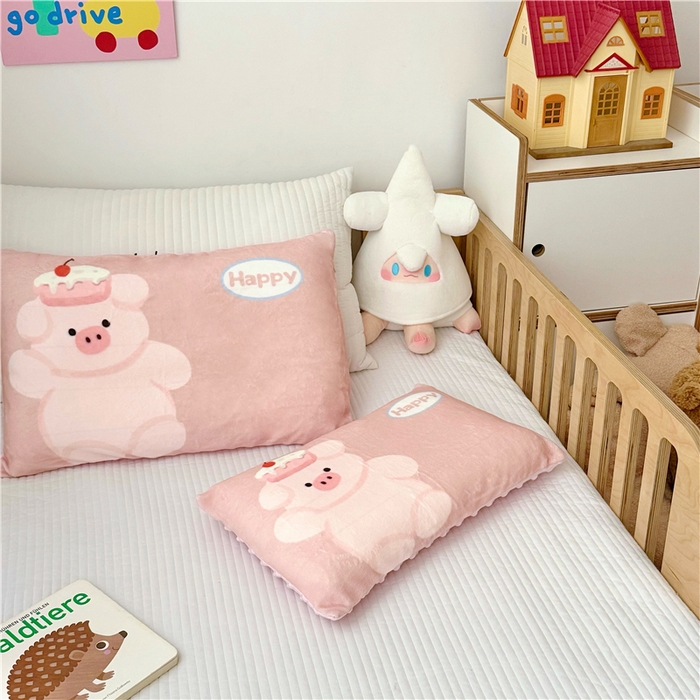 91家纺网 家纺一手货源 找家纺 萌宝家纺 2025新款儿童牛奶绒豆豆单品枕套 小猪