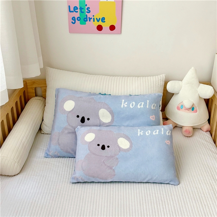 91家纺网 家纺一手货源 找家纺 萌宝家纺 2025新款儿童牛奶绒豆豆单品枕套 考拉