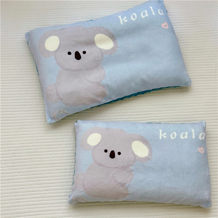 91家纺网 家纺一手货源 找家纺 萌宝家纺 2025新款儿童牛奶绒豆豆单品枕套 考拉
