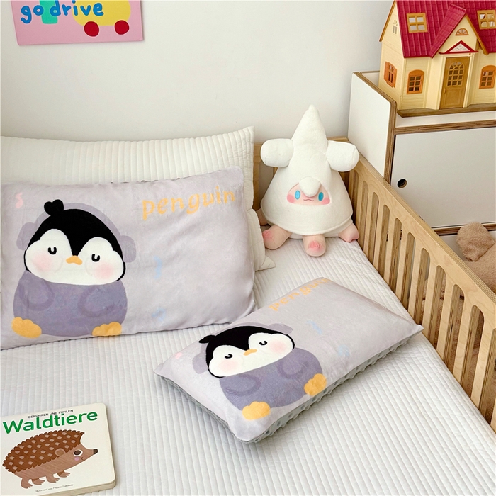 91家纺网 家纺一手货源 找家纺 萌宝家纺 2025新款儿童牛奶绒豆豆单品枕套 灰企鹅