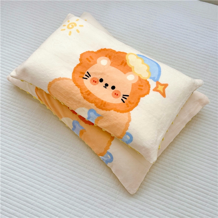 91家纺网 家纺一手货源 找家纺 萌宝家纺 2025新款儿童牛奶绒豆豆单品枕套 小狮子