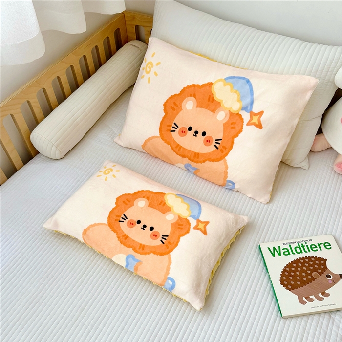 91家纺网 家纺一手货源 找家纺 萌宝家纺 2025新款儿童牛奶绒豆豆单品枕套 小狮子