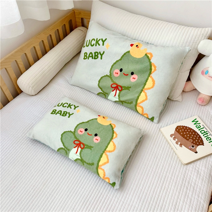 91家纺网 家纺一手货源 找家纺 萌宝家纺 2025新款儿童牛奶绒豆豆单品枕套 小恐龙