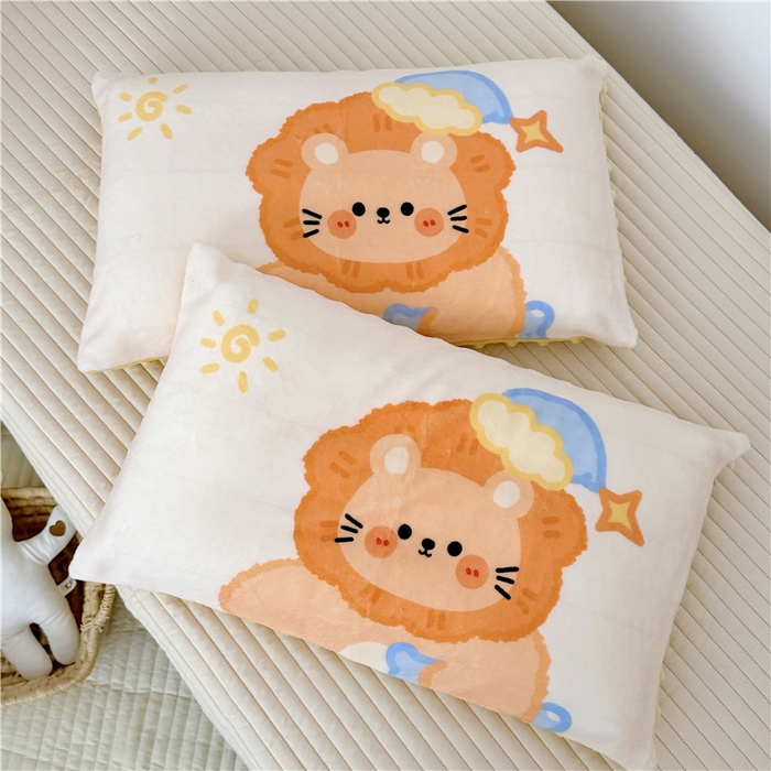 91家纺网 家纺一手货源 找家纺 萌宝家纺 2025新款儿童牛奶绒豆豆单品枕套 小狮子