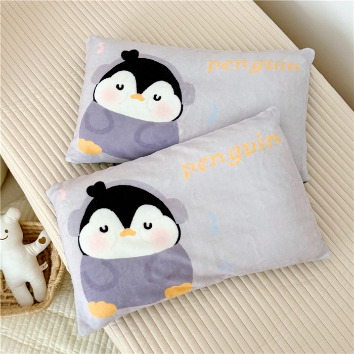 91家纺网 家纺一手货源 找家纺 萌宝家纺 2025新款儿童牛奶绒豆豆单品枕套 灰企鹅