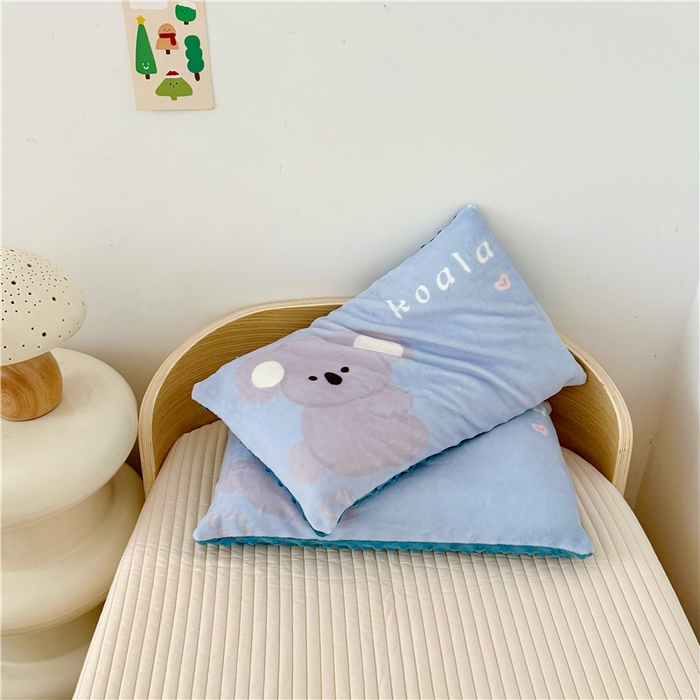 91家纺网 家纺一手货源 找家纺 萌宝家纺 2025新款儿童牛奶绒豆豆单品枕套 考拉