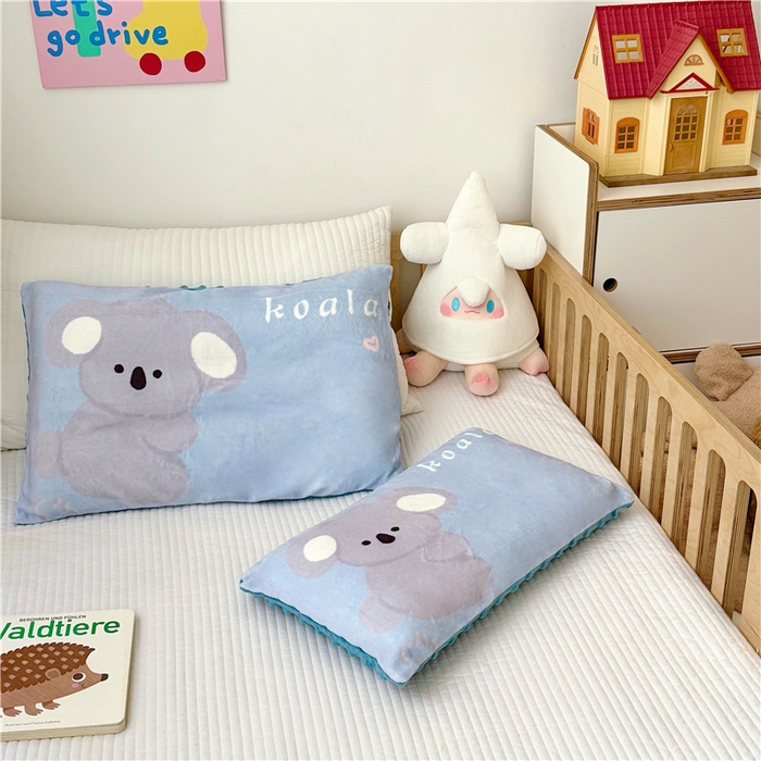 91家纺网 家纺一手货源 找家纺 萌宝家纺 2025新款儿童牛奶绒豆豆单品枕套 考拉