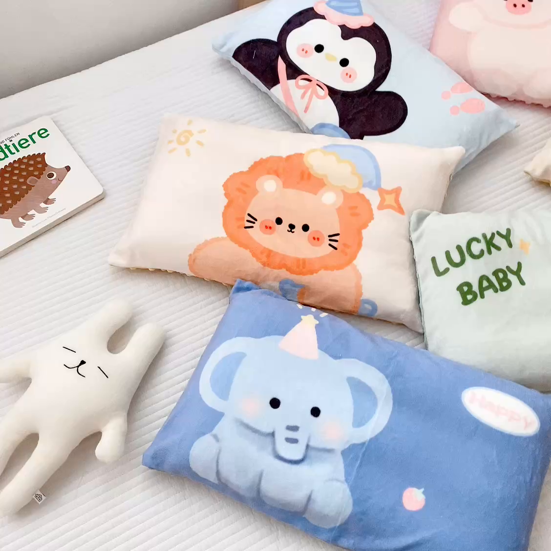 91家纺网 家纺一手货源 找家纺 萌宝家纺 2025新款儿童牛奶绒豆豆单品枕套 灰企鹅