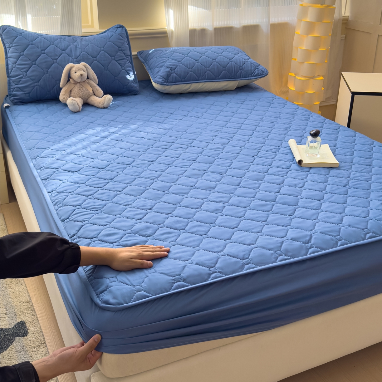 91家纺网 家纺一手货源 找家纺 慕克斯  2025新款原棉大豆抗菌夹棉防水床笠床垫保护罩-四季跑量款 蓝灰