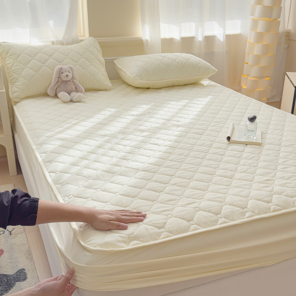 91家纺网 家纺一手货源 找家纺 慕克斯  2025新款原棉大豆抗菌夹棉防水床笠床垫保护罩-四季跑量款 米黄