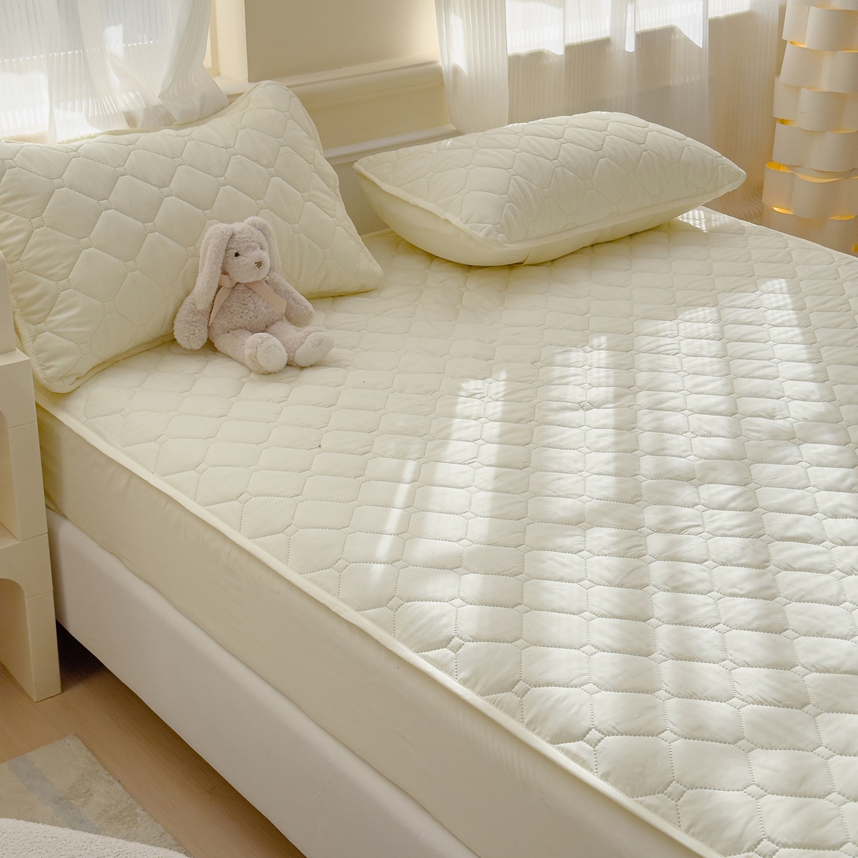 91家纺网 家纺一手货源 找家纺 慕克斯  2025新款原棉大豆抗菌夹棉防水床笠床垫保护罩-四季跑量款 米黄