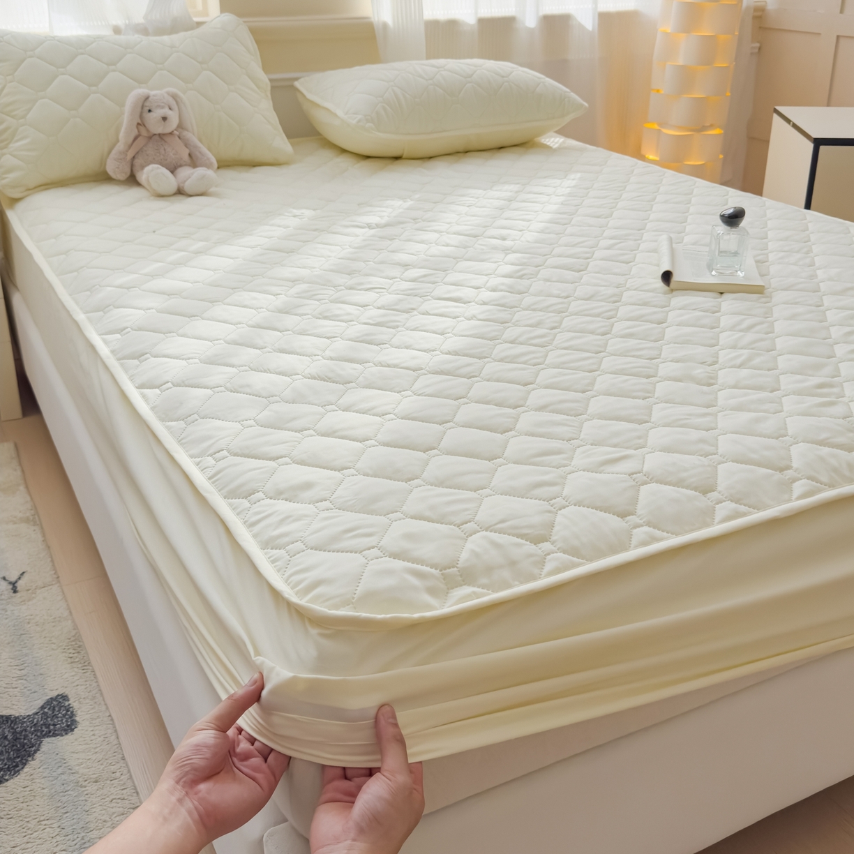 91家纺网 家纺一手货源 找家纺 慕克斯  2025新款原棉大豆抗菌夹棉防水床笠床垫保护罩-四季跑量款 米黄