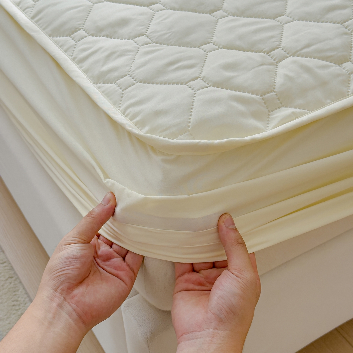 91家纺网 家纺一手货源 找家纺 慕克斯  2025新款原棉大豆抗菌夹棉防水床笠床垫保护罩-四季跑量款 米黄