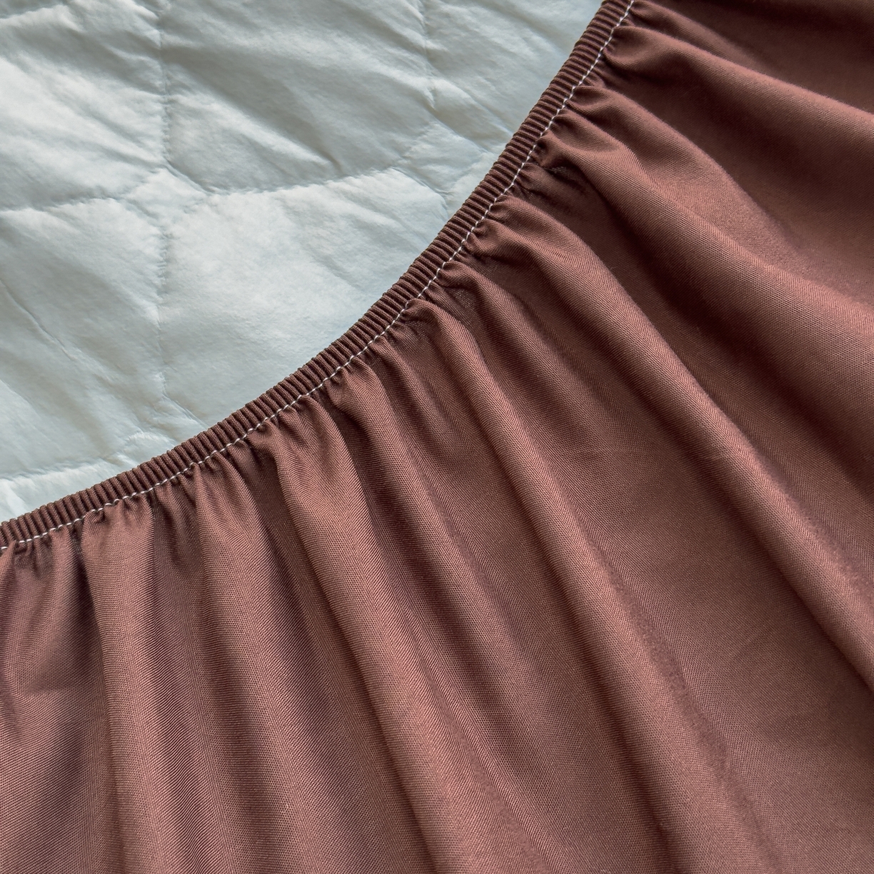 91家纺网 家纺一手货源 找家纺 慕克斯  2025新款原棉大豆抗菌夹棉防水床笠床垫保护罩-四季跑量款 深咖