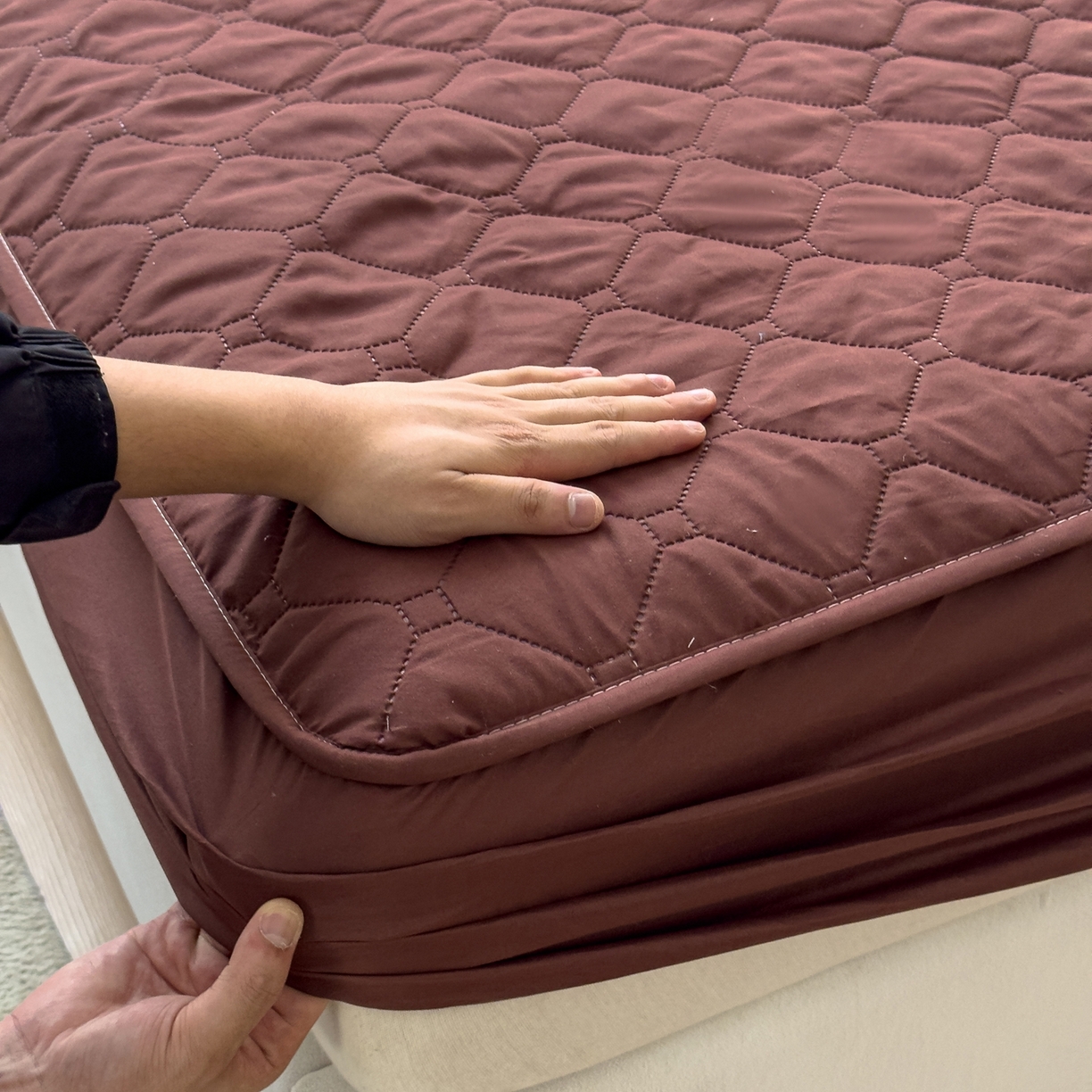 91家纺网 家纺一手货源 找家纺 慕克斯  2025新款原棉大豆抗菌夹棉防水床笠床垫保护罩-四季跑量款 深咖