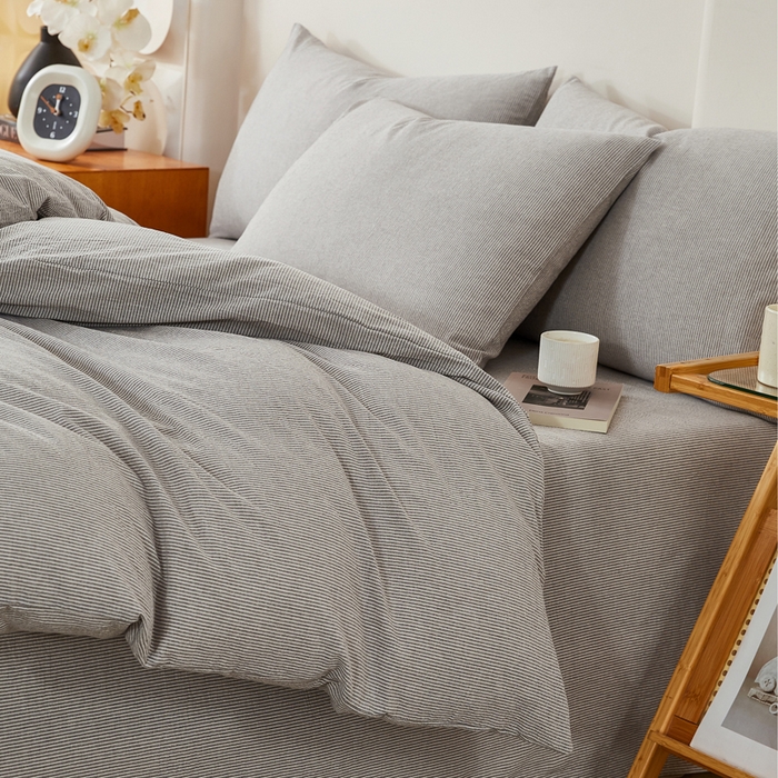 91家纺网 家纺一手货源 找家纺 九沐良品 2025新款全棉色织水洗棉四件套 细条纹-灰
