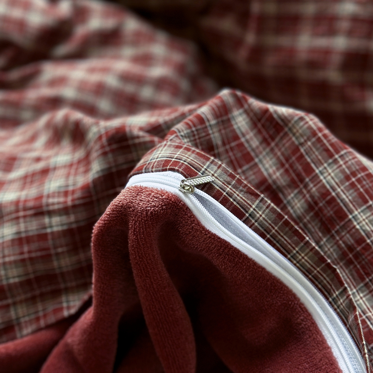 91家纺网 家纺一手货源 找家纺 花漾家居 2025新款无印风格条全棉纯棉色织水洗棉拼牛奶绒套件学生宿舍被套三件套四件套 北辰红