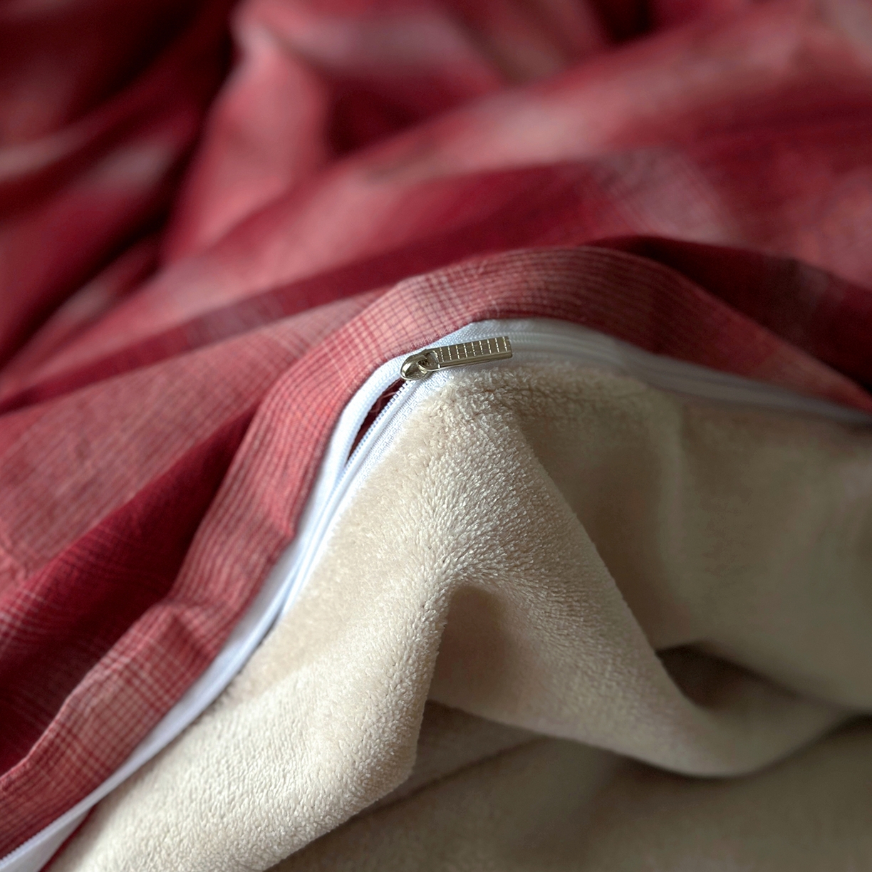 91家纺网 家纺一手货源 找家纺 花漾家居 2025新款无印风格条全棉纯棉色织水洗棉拼牛奶绒套件学生宿舍被套三件套四件套 莫奈红