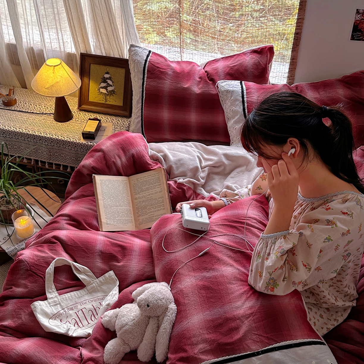 91家纺网 家纺一手货源 找家纺 花漾家居 2025新款无印风格条全棉纯棉色织水洗棉拼牛奶绒套件学生宿舍被套三件套四件套 莫奈红