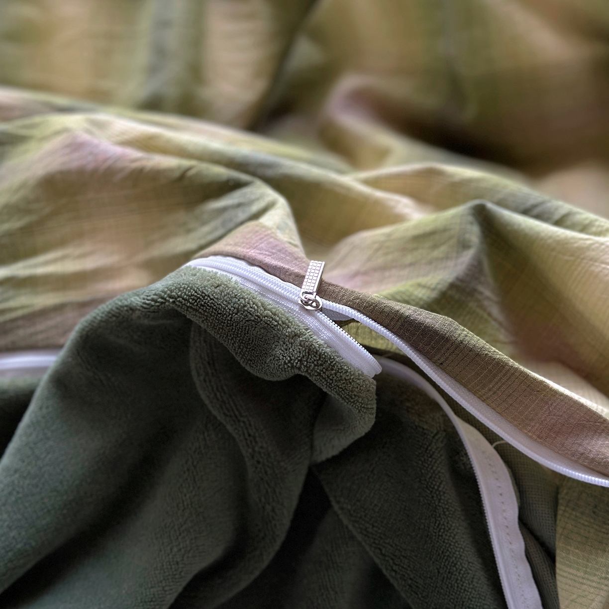 91家纺网 家纺一手货源 找家纺 花漾家居 2025新款无印风格条全棉纯棉色织水洗棉拼牛奶绒套件学生宿舍被套三件套四件套 莫奈绿