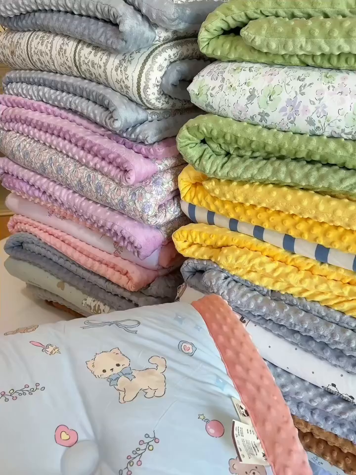 91家纺网 家纺一手货源 找家纺 （总）兜米家居 2025新品秋冬母婴针织豆豆绒被纯手工包边卡通立体豆豆绒保暖被子被芯