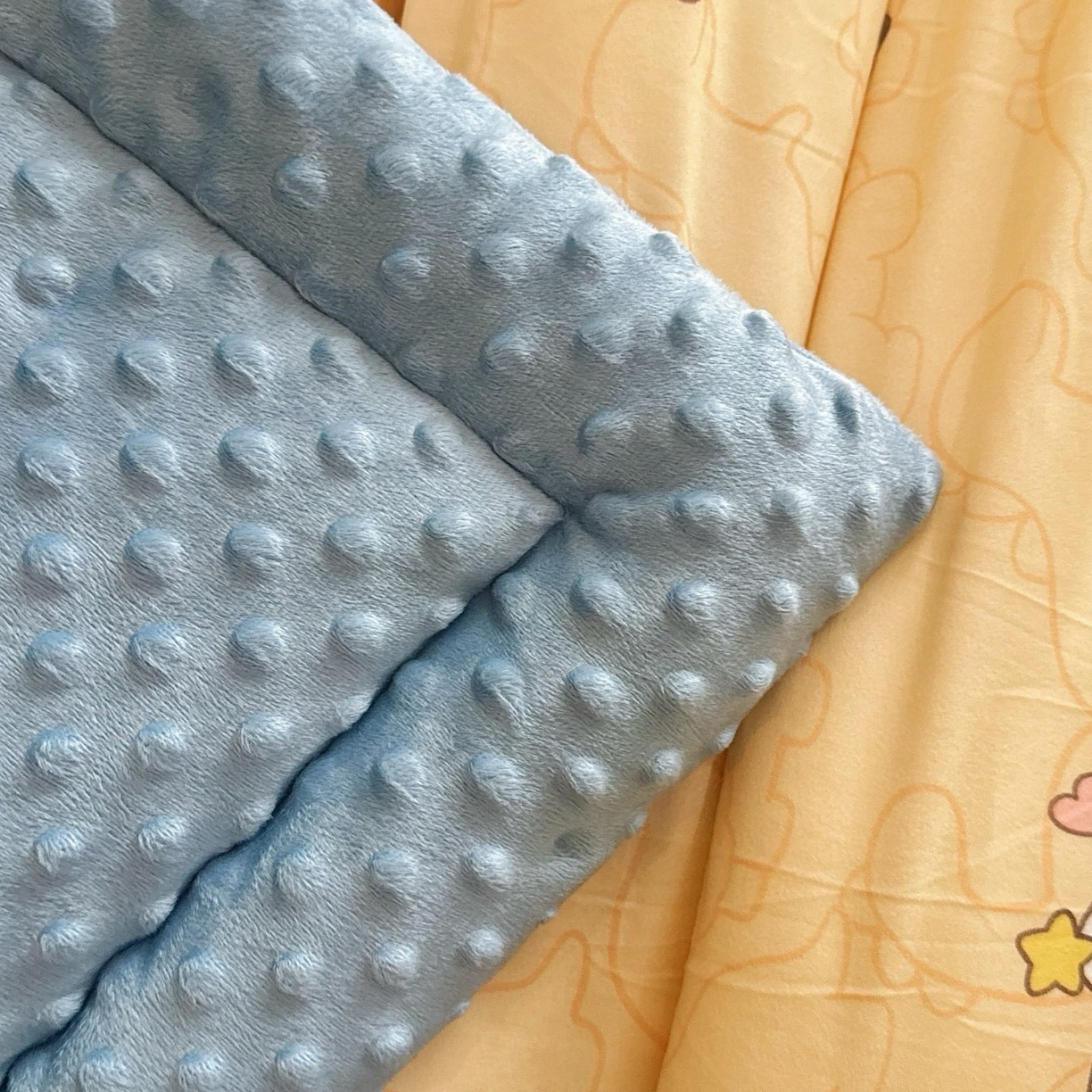 91家纺网 家纺一手货源 找家纺 （总）兜米家居 2025新品秋冬母婴针织豆豆绒被纯手工包边卡通立体豆豆绒保暖被子被芯