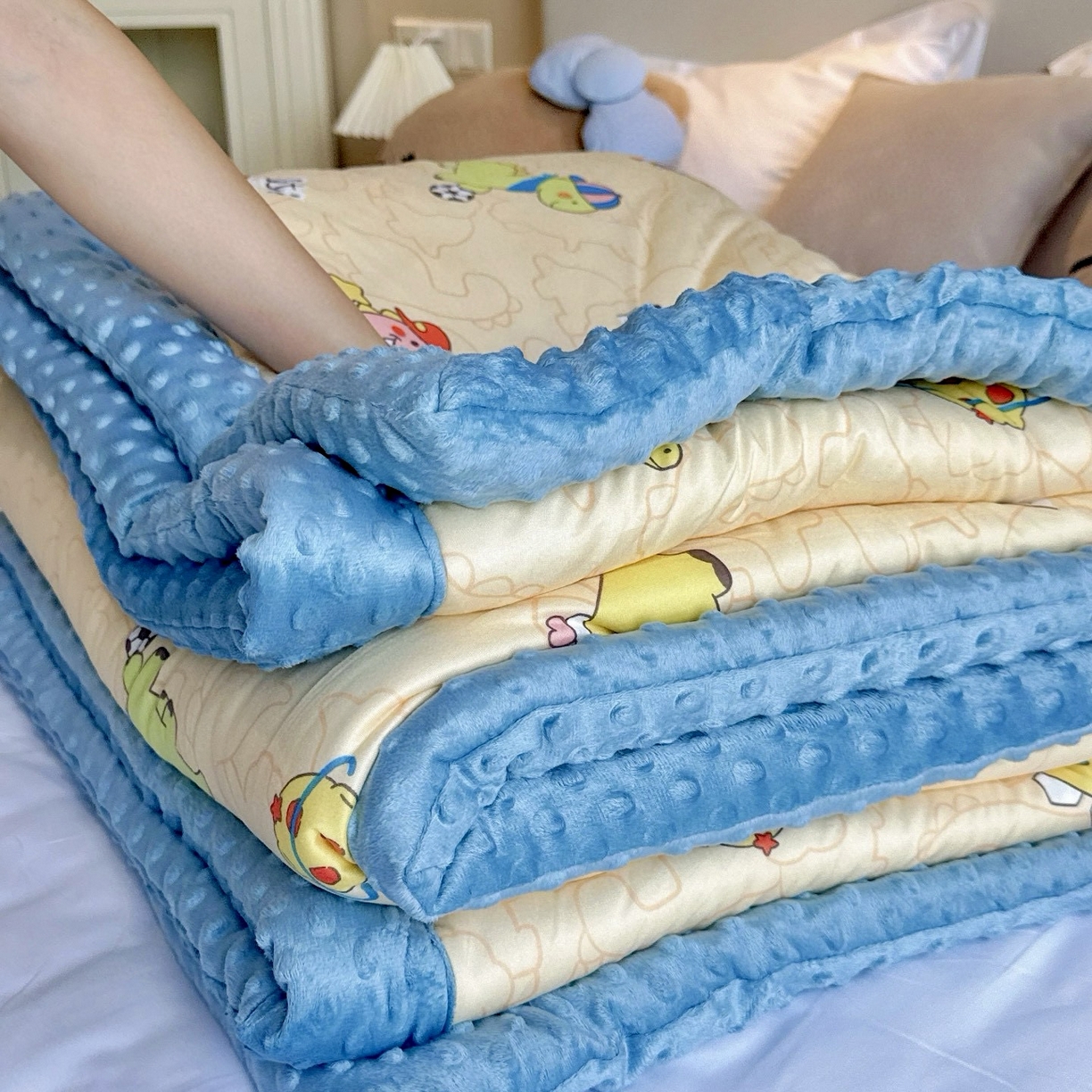 91家纺网 家纺一手货源 找家纺 兜米家居 2025新品秋冬母婴针织豆豆绒被纯手工包边卡通立体豆豆绒保暖被子被芯 滑板恐龙