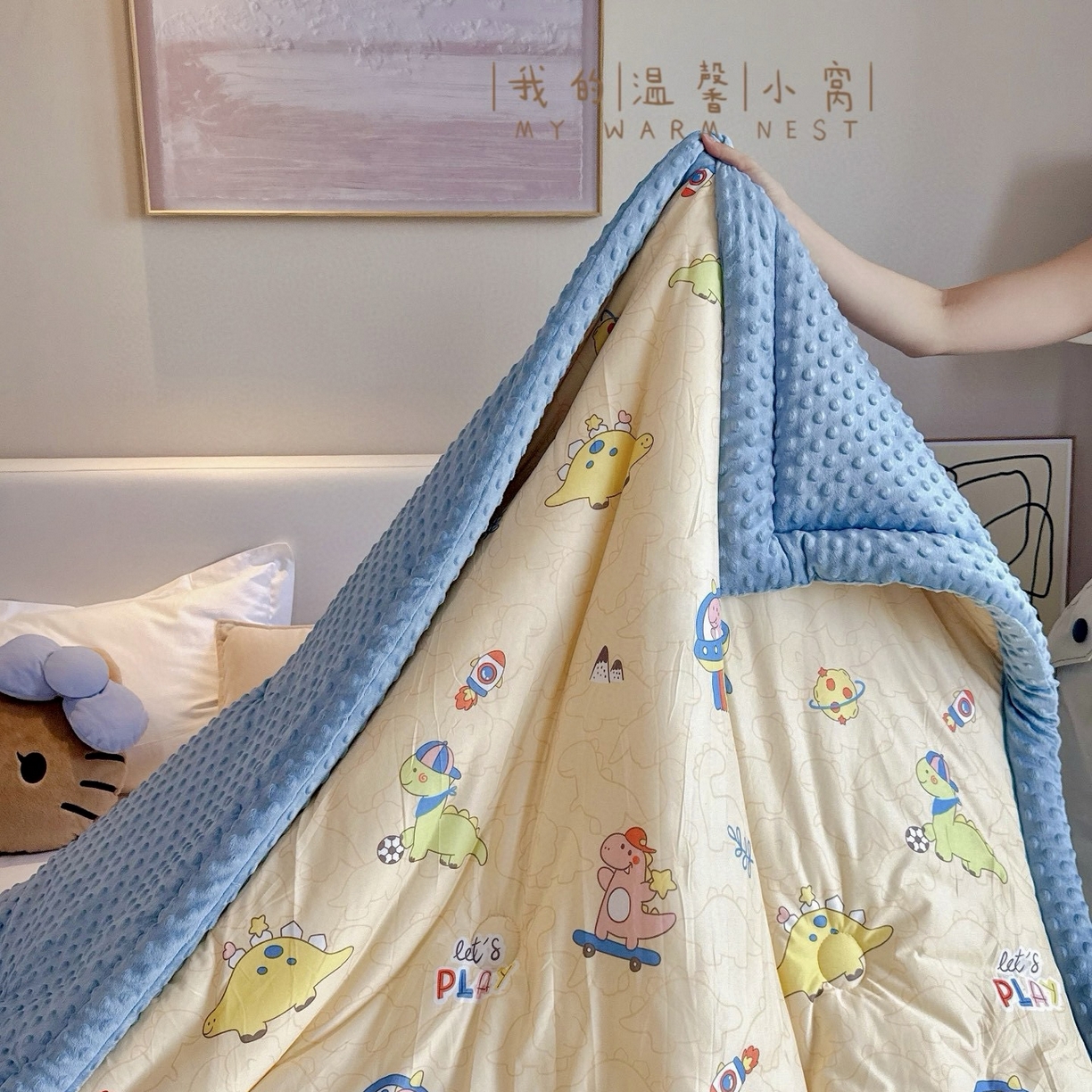91家纺网 家纺一手货源 找家纺 兜米家居 2025新品秋冬母婴针织豆豆绒被纯手工包边卡通立体豆豆绒保暖被子被芯 滑板恐龙