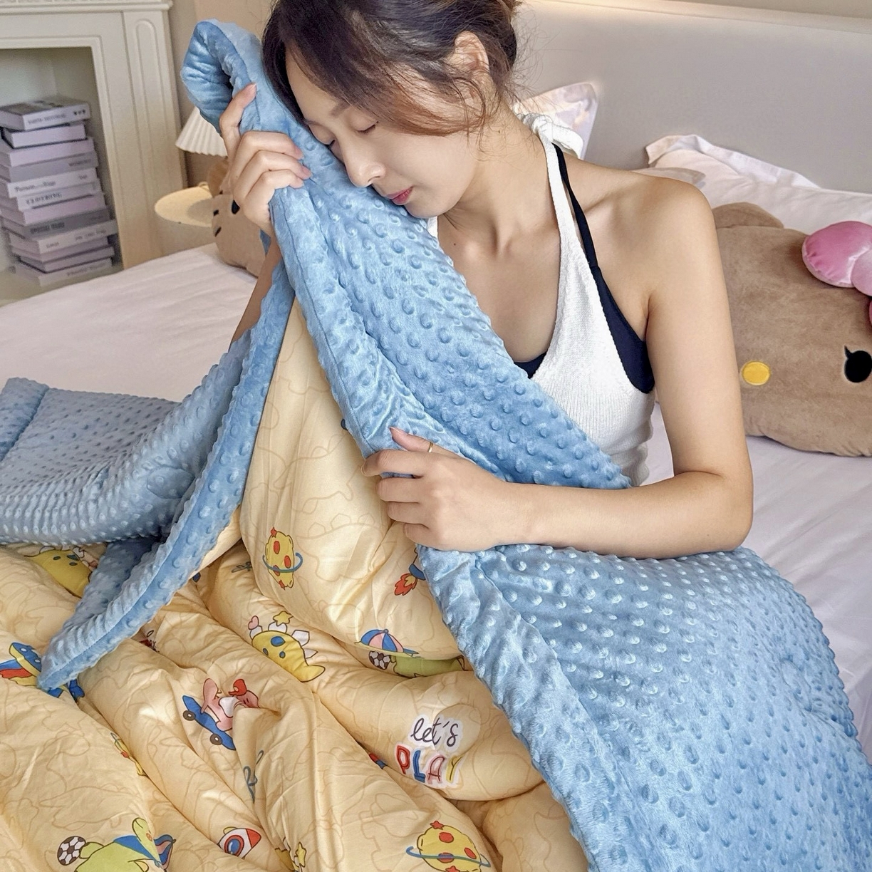 91家纺网 家纺一手货源 找家纺 兜米家居 2025新品秋冬母婴针织豆豆绒被纯手工包边卡通立体豆豆绒保暖被子被芯 滑板恐龙