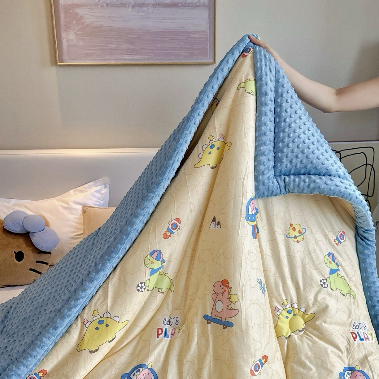 91家纺网 家纺一手货源 找家纺 兜米家居 2025新品秋冬母婴针织豆豆绒被纯手工包边卡通立体豆豆绒保暖被子被芯 滑板恐龙