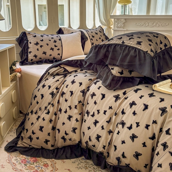 91家纺网 家纺一手货源 找家纺 （总）韩秀家纺 2025新款高端奢华法式加厚牛奶绒床裙四件套蝴蝶蕾丝花边高克重珊瑚绒夹棉床盖床笠