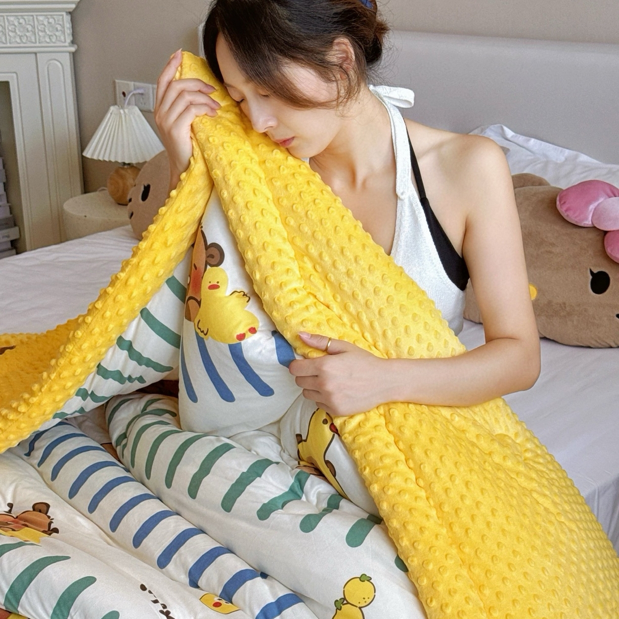 91家纺网 家纺一手货源 找家纺 兜米家居 2025新品秋冬母婴针织豆豆绒被纯手工包边卡通立体豆豆绒保暖被子被芯 巴拉小熊