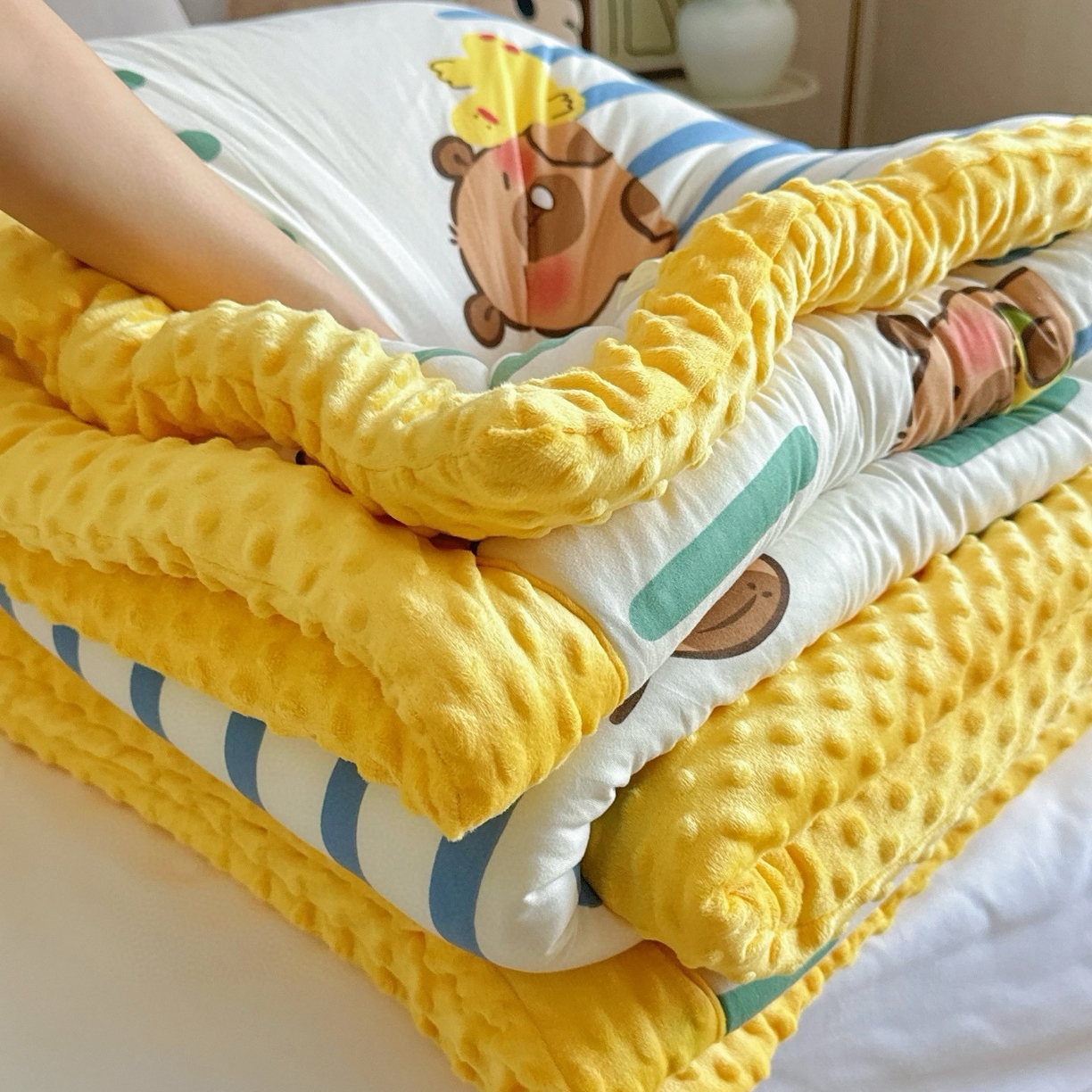 91家纺网 家纺一手货源 找家纺 兜米家居 2025新品秋冬母婴针织豆豆绒被纯手工包边卡通立体豆豆绒保暖被子被芯 巴拉小熊