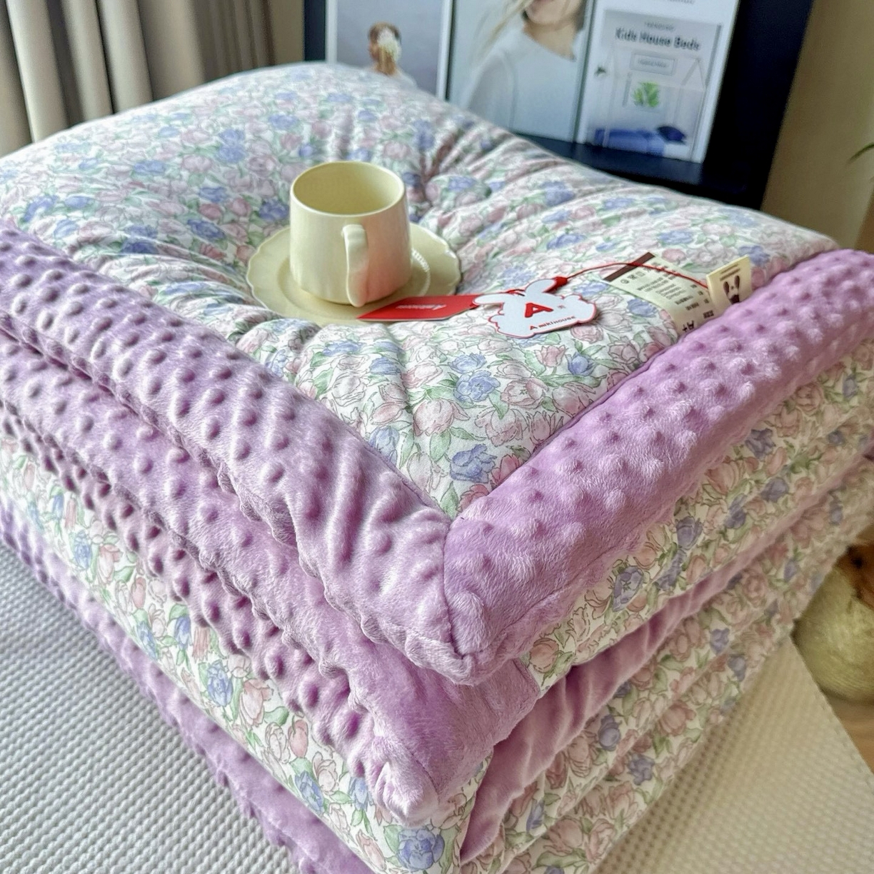 91家纺网 家纺一手货源 找家纺 兜米家居 2025新品秋冬母婴针织豆豆绒被纯手工包边卡通立体豆豆绒保暖被子被芯 花海