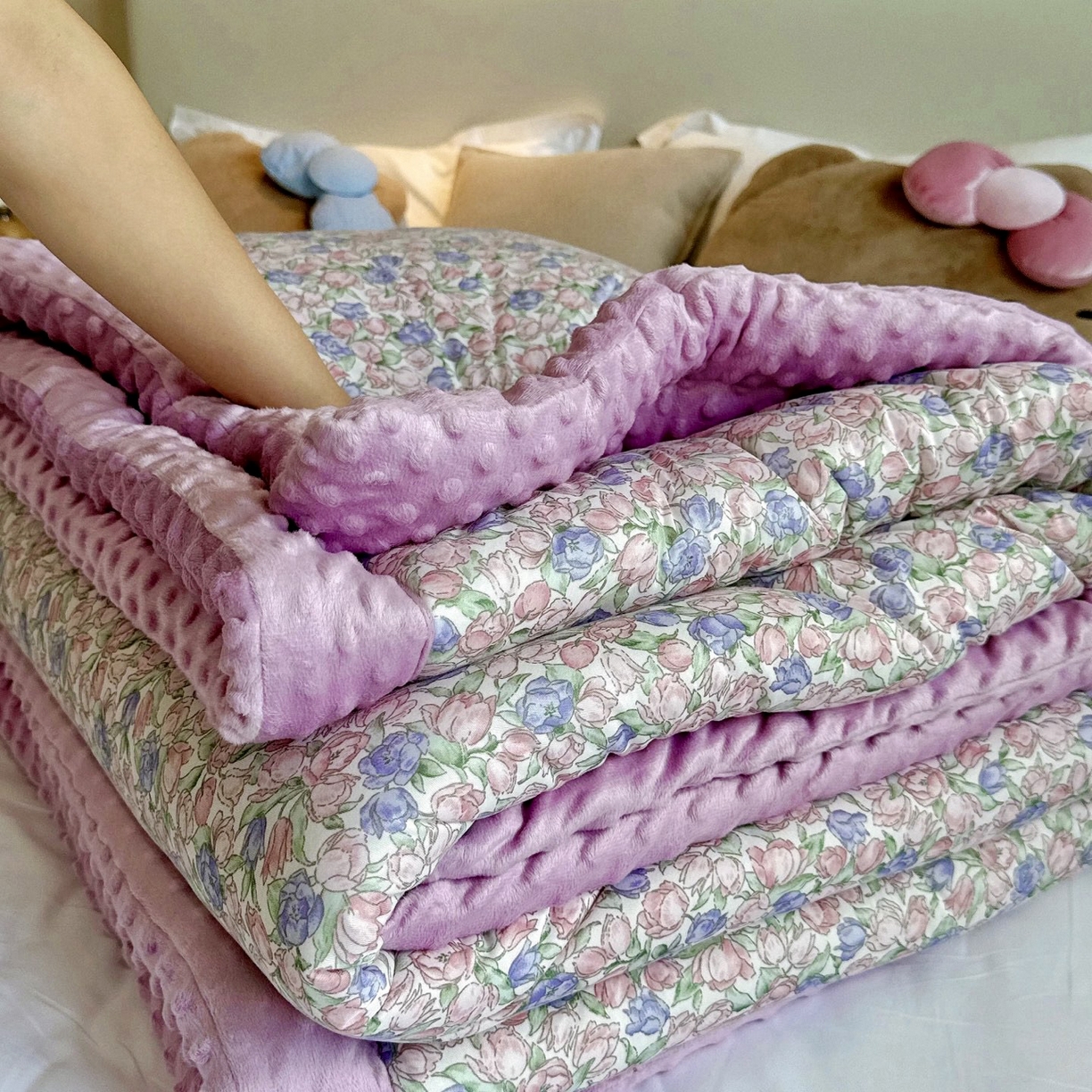 91家纺网 家纺一手货源 找家纺 兜米家居 2025新品秋冬母婴针织豆豆绒被纯手工包边卡通立体豆豆绒保暖被子被芯 花海