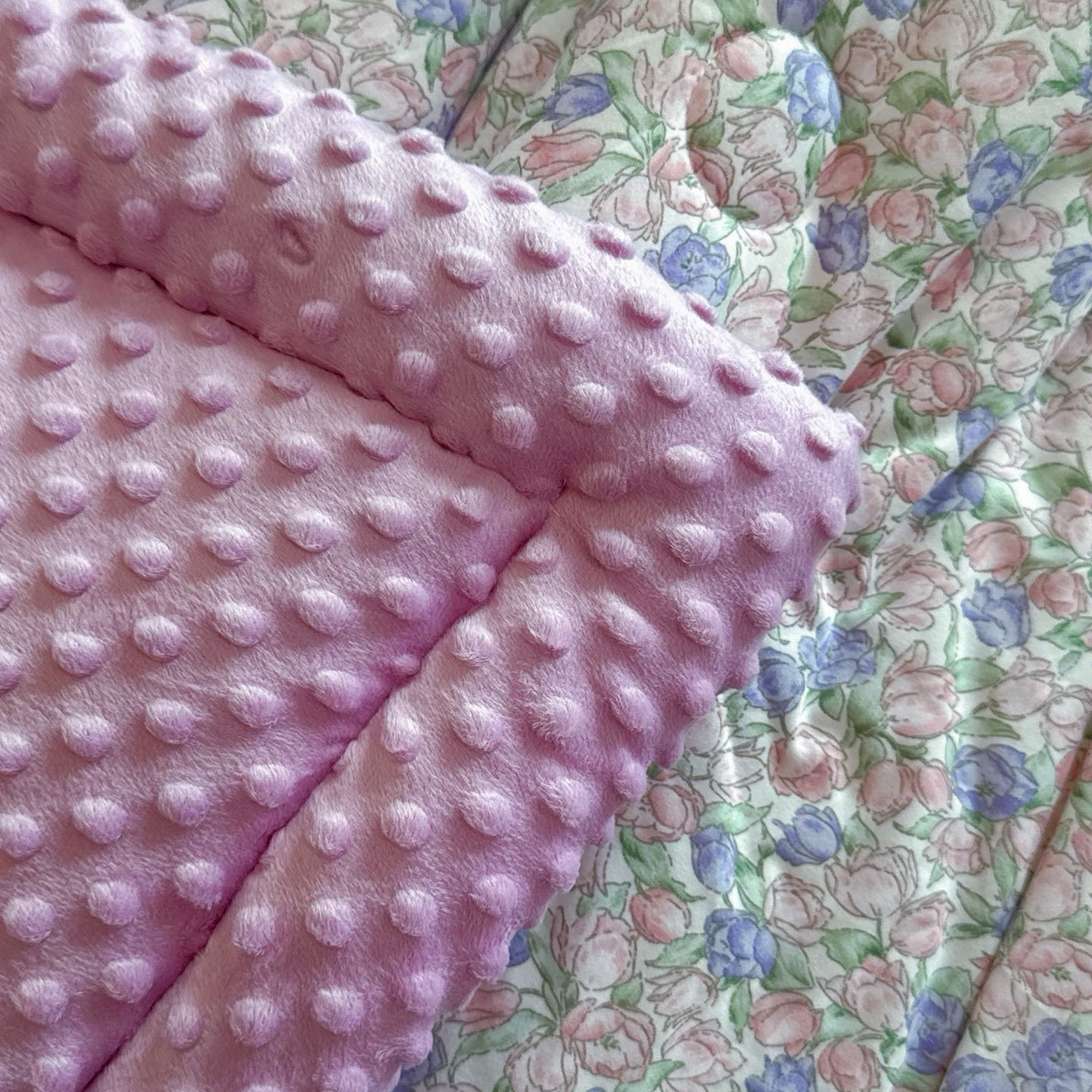 91家纺网 家纺一手货源 找家纺 兜米家居 2025新品秋冬母婴针织豆豆绒被纯手工包边卡通立体豆豆绒保暖被子被芯 花海