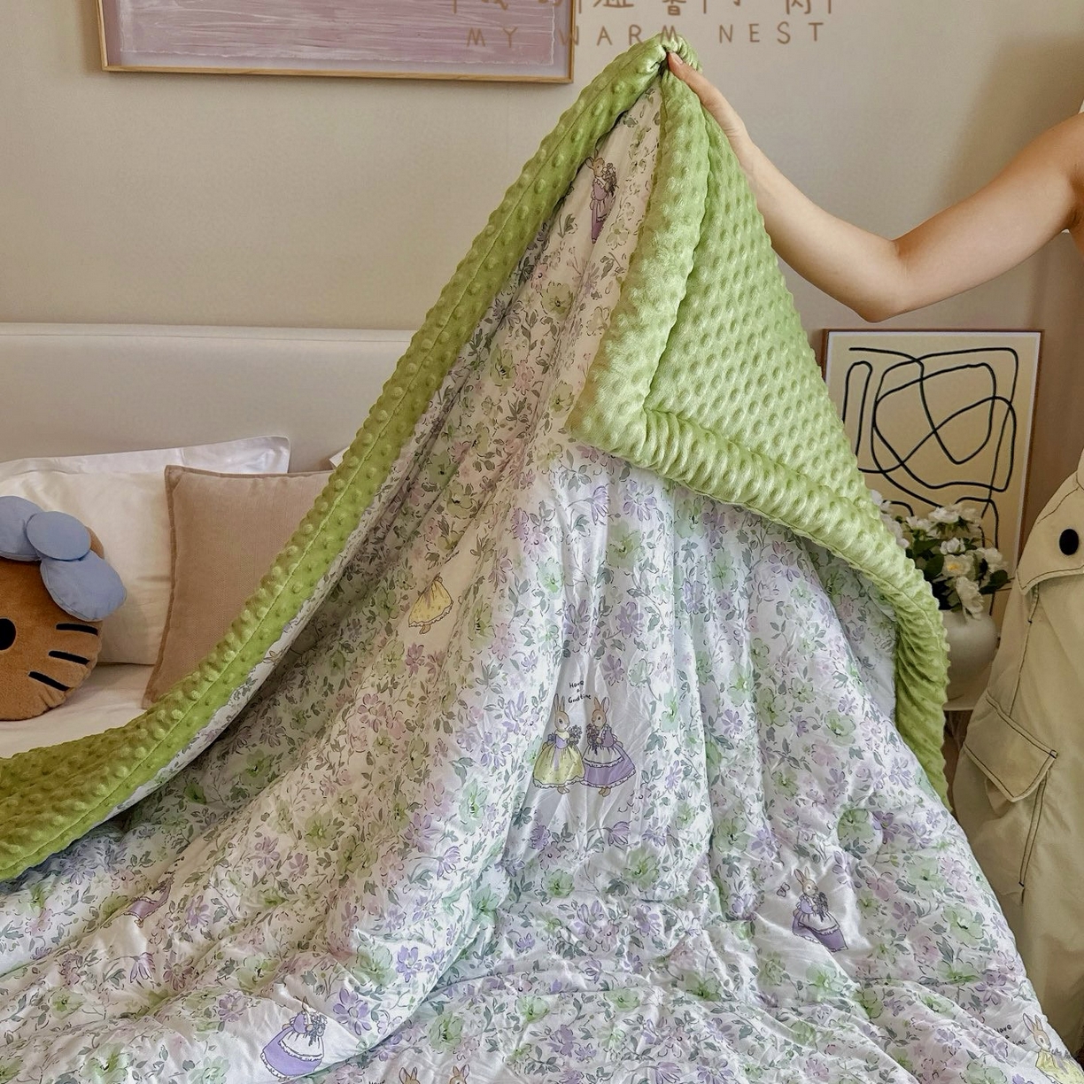 91家纺网 家纺一手货源 找家纺 兜米家居 2025新品秋冬母婴针织豆豆绒被纯手工包边卡通立体豆豆绒保暖被子被芯 花花兔