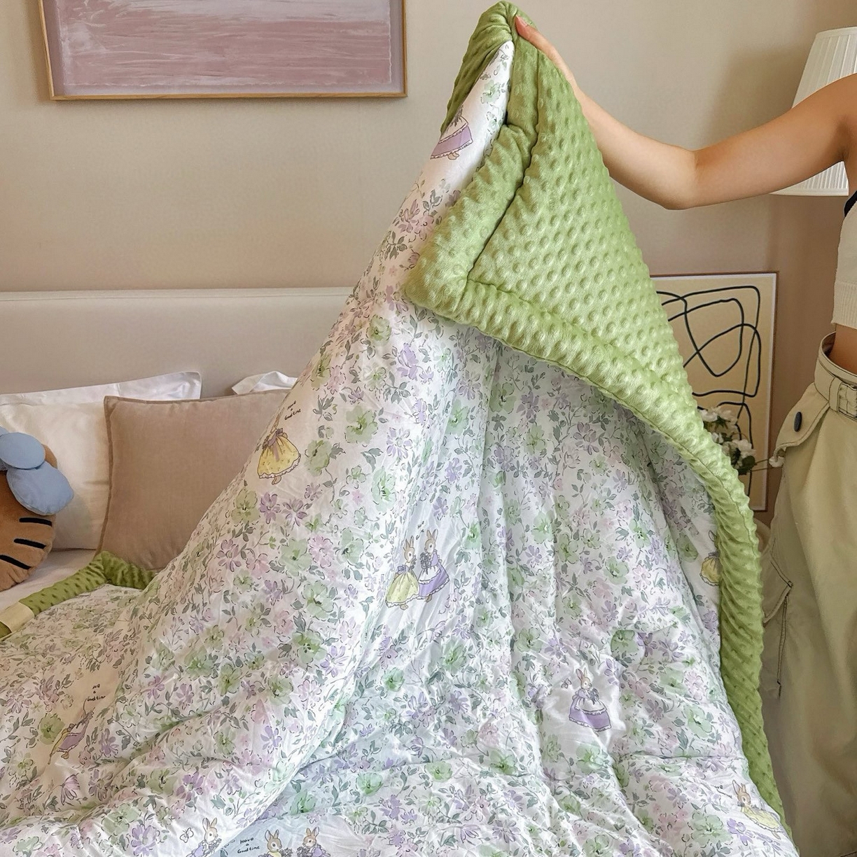 91家纺网 家纺一手货源 找家纺 兜米家居 2025新品秋冬母婴针织豆豆绒被纯手工包边卡通立体豆豆绒保暖被子被芯 花花兔